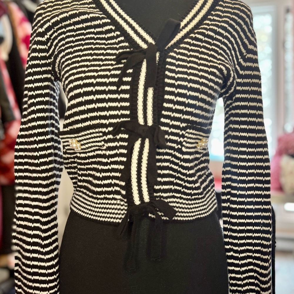 🎀 Black & White Knit Cardigan – Bow-Tie Front + Pearl Button Details🎀